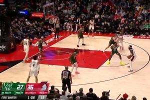 这是图什么？字母哥哥换防霍勒迪 竟然背着手防守...