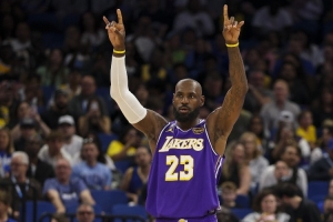 2026年仅三位球员场均20+5+5&命中率50%：詹姆斯+字母哥+约基奇