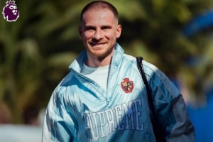 麦卡利斯特晒来到阿根廷队报到照片，新发型引发俱乐部队友吐槽