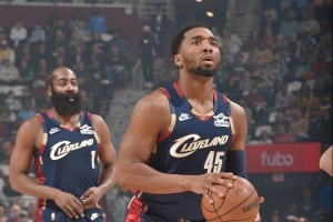 只剩5秒接哈登传球是否有压力？米切尔：不是压力 但阅读要更快