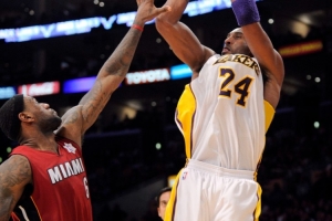 詹科最后一投选谁？微笑刺客：让詹姆斯做决策 让科比出手投篮