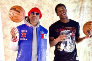 大佬回来了！艾弗森与训练中的76人球员寒暄 与埃奇库姆拍宣传照