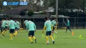 直播吧在现场|直击国足备战库拉索训练：队员冲刺跑 门将练习出球
