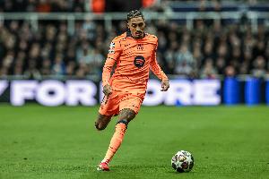 又伤右腿！加泰媒：拉菲伤情巴萨万分担忧，此前同位置伤缺2个月