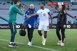 友好！巴库纳接受治疗后在场边与邵佳一握手，后者拍了拍他的头