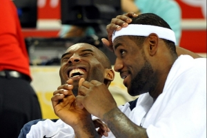 德隆：科比沉浸在自己的世界里 詹姆斯更随和搞怪 绝杀球我选科比