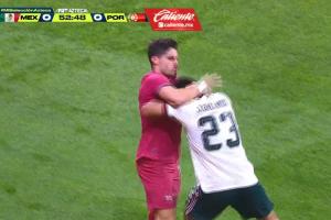 内托与墨西哥后卫爆发冲突！从无球状态推搡到抱头顶牛，双双染黄