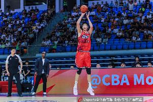 虎头蛇尾！徐昕上半场3中3&4罚4中下半场2罚0中 合计得10分7板1帽