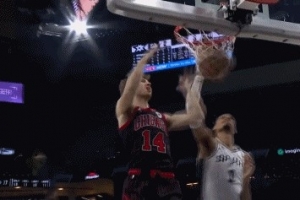 有点凶！布泽利斯突破一步过掉文班腾空双手暴扣 打停马刺