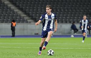 记者：多家俱乐部有意，但药厂已就引进16岁小将艾希霍恩展开谈判