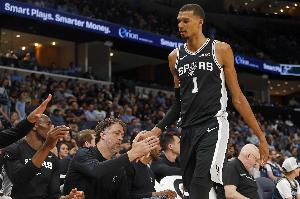 今天20分钟都打不上？文班亚马20中13砍33分12板3助2帽 已被换下