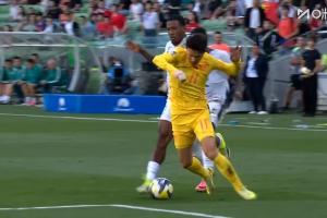 林良铭断球突破造黄牌+任意球！喀麦隆队长查丘瓦从身后犯规