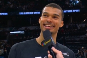 文班谈9连胜：我们更衣室氛围很好很开心 很享受这种感觉