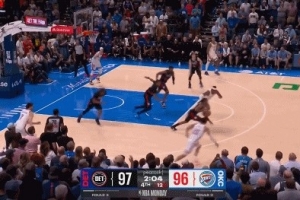 没站住！亚历山大失误遭对手抢断 许尔特反击扣篮稳住局势