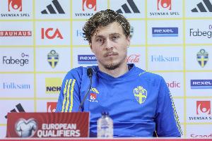 林德洛夫：对莱万长期保持巅峰感到钦佩，但我们会努力全程盯防他