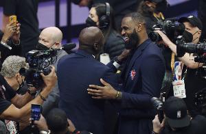 约翰·斯塔克斯：乔丹能帮助队友成长 詹姆斯只是将天赋聚在一起