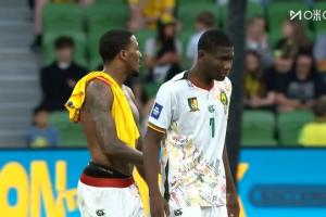 喀麦隆后卫查丘瓦与国足球员互换球衣，现效力狼队+身价1200万欧