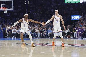 卡鲁索：显然对绝杀被吹掉不满 只能祈祷别被活塞神仙球绝杀