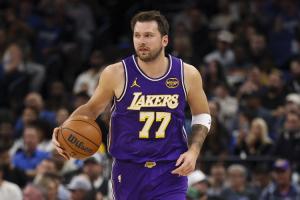 东契奇3月份场均37.2分 最少出战15场球员中的历史第一