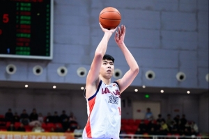 媒体人：徐昕可能早就有能力成为CBA主力轮换 没打好肯定另有原因