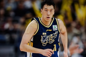 杜锋：杜润旺的肩膀受伤了 最近又严重了 在训练时连篮都投不了