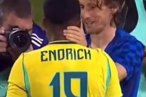 好久不见！19岁恩德里克开心抱起40岁莫德里奇，两人赛后寒暄