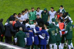 能晋级吗？十人意大利进加时赛，加图索训话场边众将围成一圈