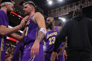 徐静雨：詹姆斯开局追帽米切尔奠定胜势 湖人的争冠路径愈发清晰