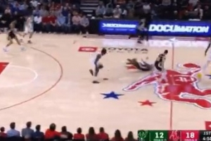 拼太凶！特伦特倒地扑抢断球 但自己撞到腹部