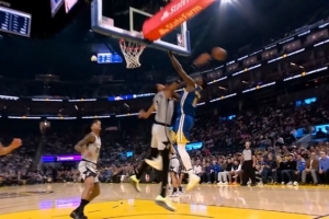 此路不通！文班镇守篮下 送内特·威廉姆斯遮天血帽