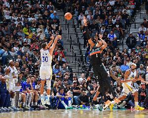 科尔：库里和文班都是体系本身 你需要根据他们的特点来打造球队