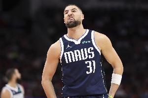 尽力输出！克莱全场13投7中&三分10中4 拿下18分1篮板2助攻