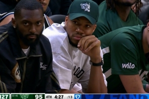 气氛有点微妙！字母哥哥与字母弟弟同时在场 字母哥场下观战