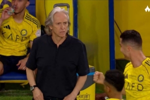 利雅得胜利主帅询问C罗是否愿意被换下，C罗点头同意