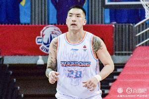 被打爆了！陶汉林半场7分钟3犯规&仅2分3板 法尔半场13分3板2帽
