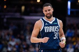 这是能说的嘛~克莱4分钟14分对马刺替补席说：没关系 我们在摆烂