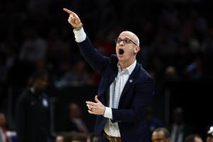 曾拒湖人6年7000万肥约！赫尔利带领康大冲4年3冠 本季收入900万+