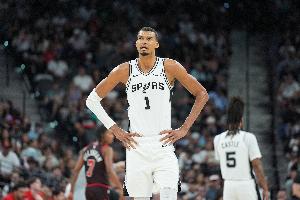 攻防依旧有影响力！文班半场砍下15分11板4助3帽 罚球11中10