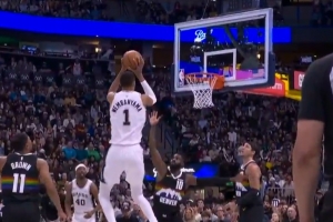 太帅了！文班胯下变向过人+空中假投真传 巴恩斯梦幻拉杆反篮！