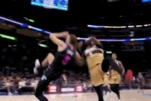 危险动作！沃特金斯击中约维奇面部 被吹二级恶犯直接驱逐