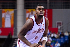 内线无敌！约翰逊20中14狂砍33分21板 14个前场板比福建全队多5个