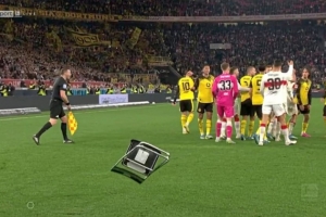 认为遭到挑衅！图片报：布兰特进球后斯图加特球迷往场内仍折叠椅