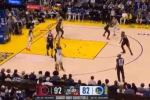 拆炸弹!帕特·斯潘塞侧翼迎着防守强投 三分压哨命中