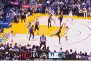 大举反击!库里追打伊森三分再中 勇士轰出11-0迅速迫近比分