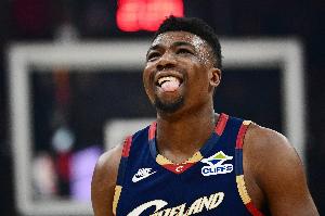 哈登：拖布总是准备充分 他不上场的时候还会做额外的体能训练