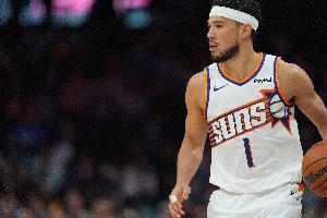 最稳定的点！布克22中9&三分7中3砍下全场最高30分 另有3板4助