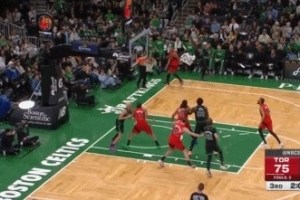 百步穿杨！杰伦·布朗持球单打 横撤步躲闪防守漂移三分压哨命中