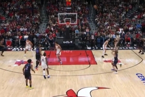 升级一级恶意！古德温扑防对麦克朗三分犯规 公牛获得三罚一掷