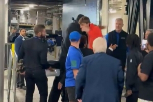 传承!詹姆斯输球后主动与弗拉格在球员通道里拥抱