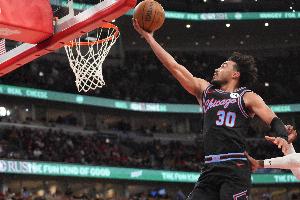 发动机！特雷·琼斯半场7中6高效砍15分5助攻 次节5中5砍11分